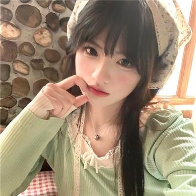 她背后的那双手